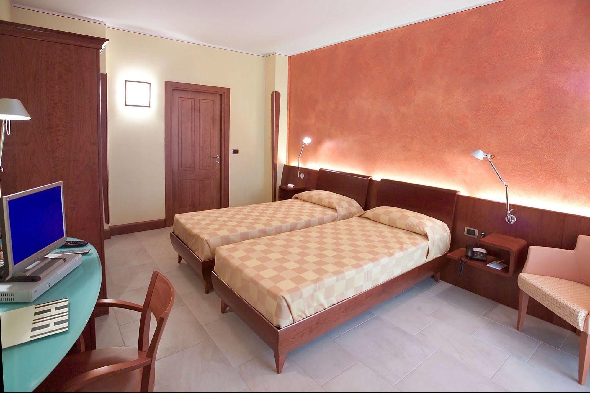 Albergo Ristorante San Marco Carmagnola Bagian luar foto
